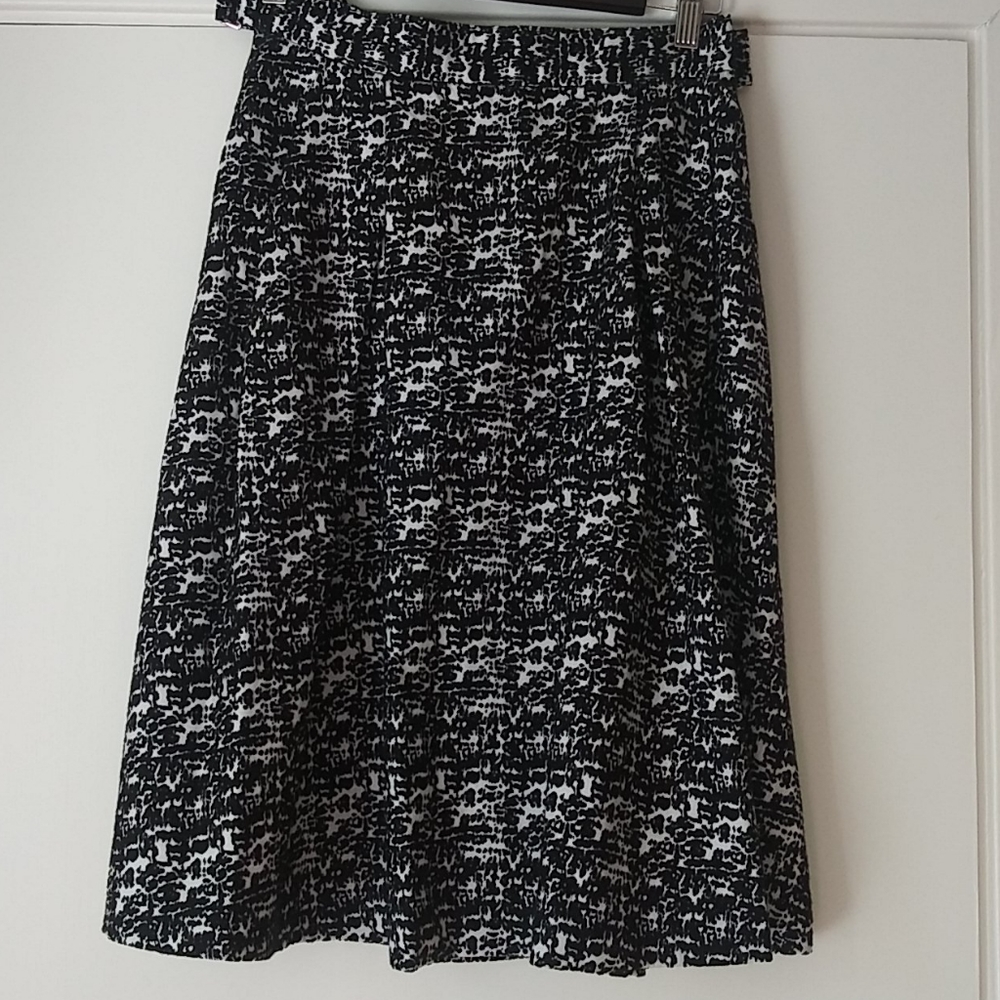 H&M Below the Knee Skirt sz 6